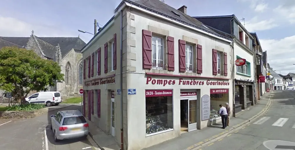 Façade d'agence des Pompes Funèbres Gourinoises Ronan Allain située en angle de rue